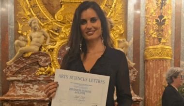 La pintora andaluza premiada por la Academia de Artes de Francia