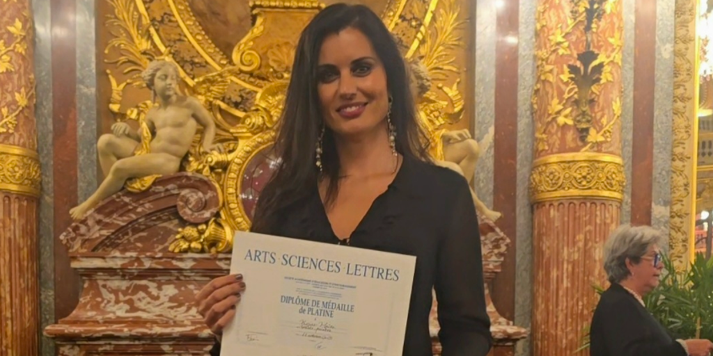 La pintora andaluza premiada por la Academia de Artes de Francia