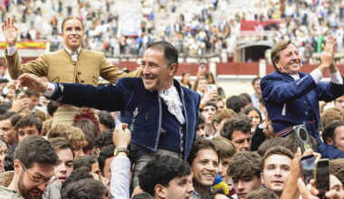 Casado, Rincón y Vázquez, entre centenares de jóvenes en Las Ventas. / EFE