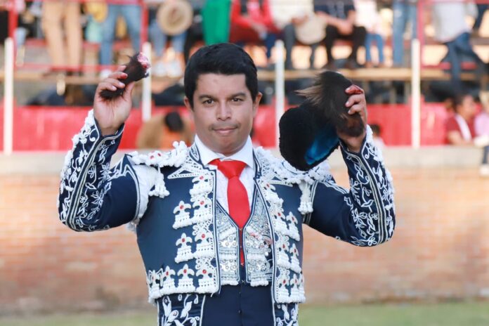 Christopher Morales a hombros en Xaltocan y se alista para nuevo paseíllo en Tlahuelilpan