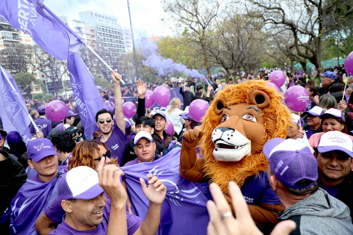 Militantes de LLA llegan a la presentación de su libro 'La Construcción del Milagro' de Javier Milei, en la ciudad de Buenos Aires. Foto Francisco Loureiro / Clar