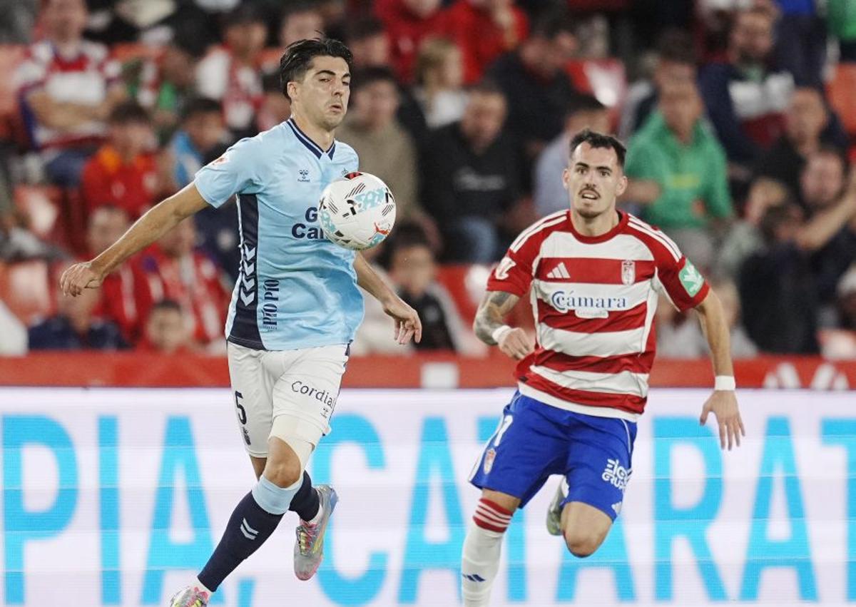 Imagen secundaria 1 - Arriba, Loiodice trata de progresar en la medular. Abajo a la izquierda, Enrique Clemente controla el esférico ante Sola. A la derecha, el técnico amarillo Luis García.