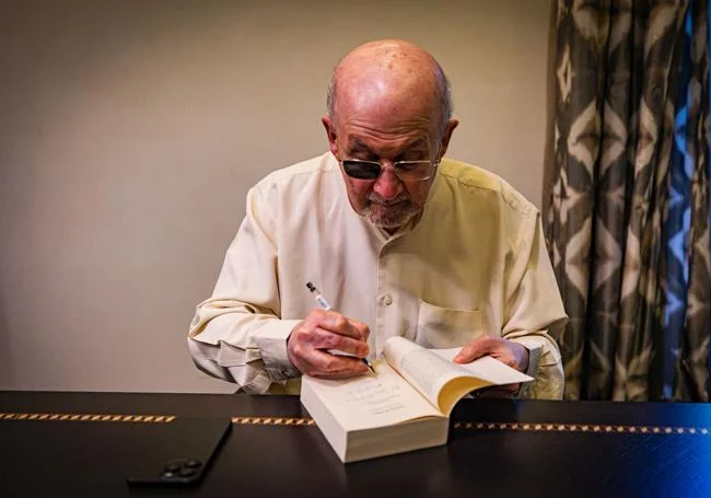 Salman Rushdie dedica la novela 'Los versos satánicos'.