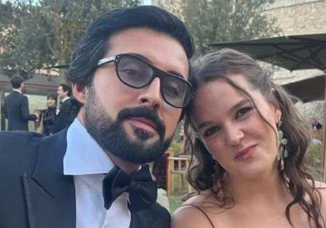 Imagen compartida en Instagram por Isabel Dominguez en la que -según apuntan los medios especializados- se puede observar, en el fondo, a Dakota Johnson y al actor Blake Lee.