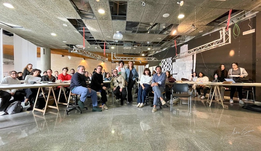 Florentino Delgado escucha a los alumnos de arquitectura para los edificios en desuso