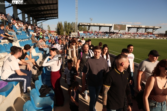 Nuevo problema en el Reina Sofía: la Policía se lleva a un aficionado del Mérida por liarla en plena grada - SALAMANCArtv AL DÍA