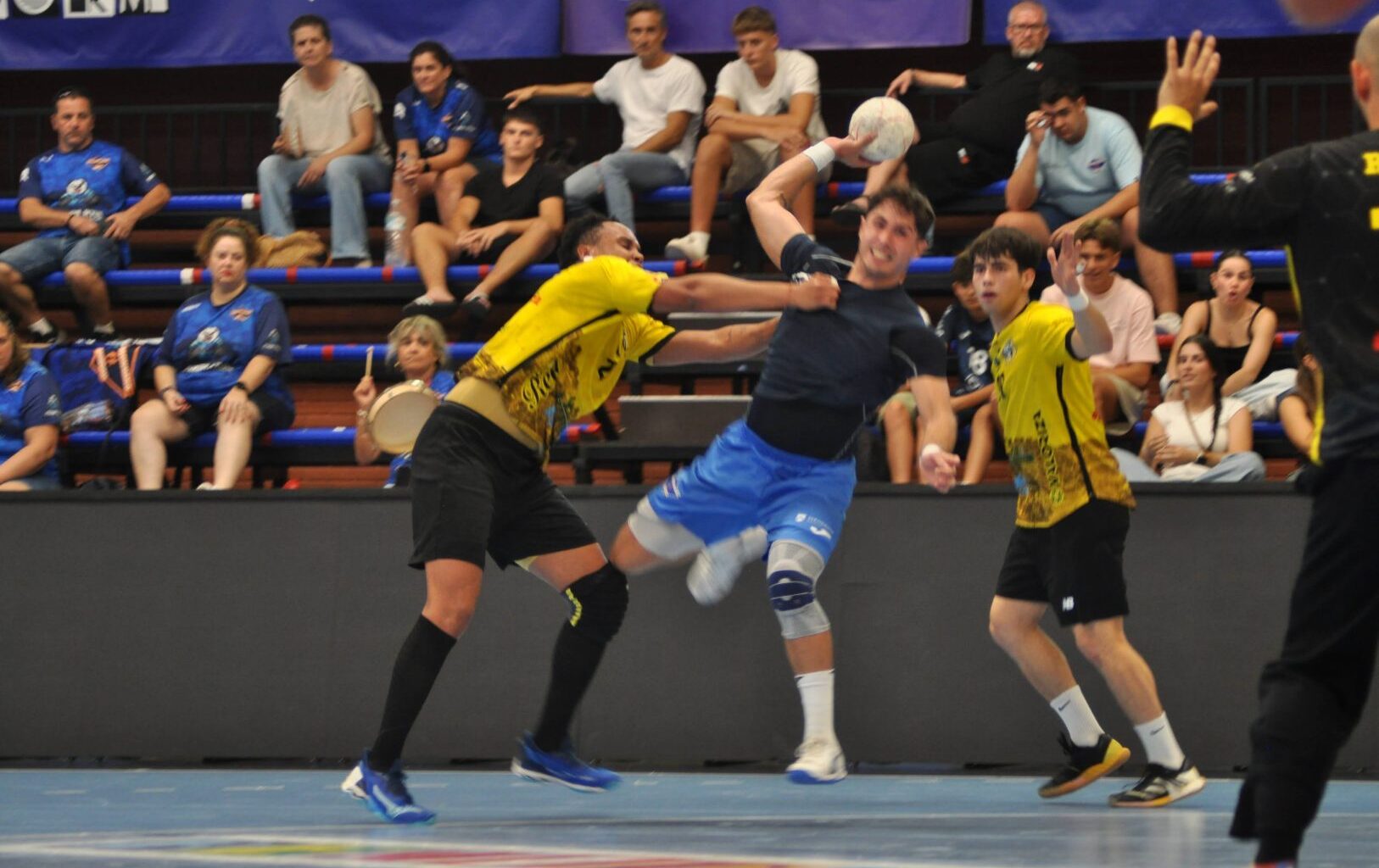 El Balonmano Servigroup Benidorm suma dos puntos ante Soria tras un intenso encuentro