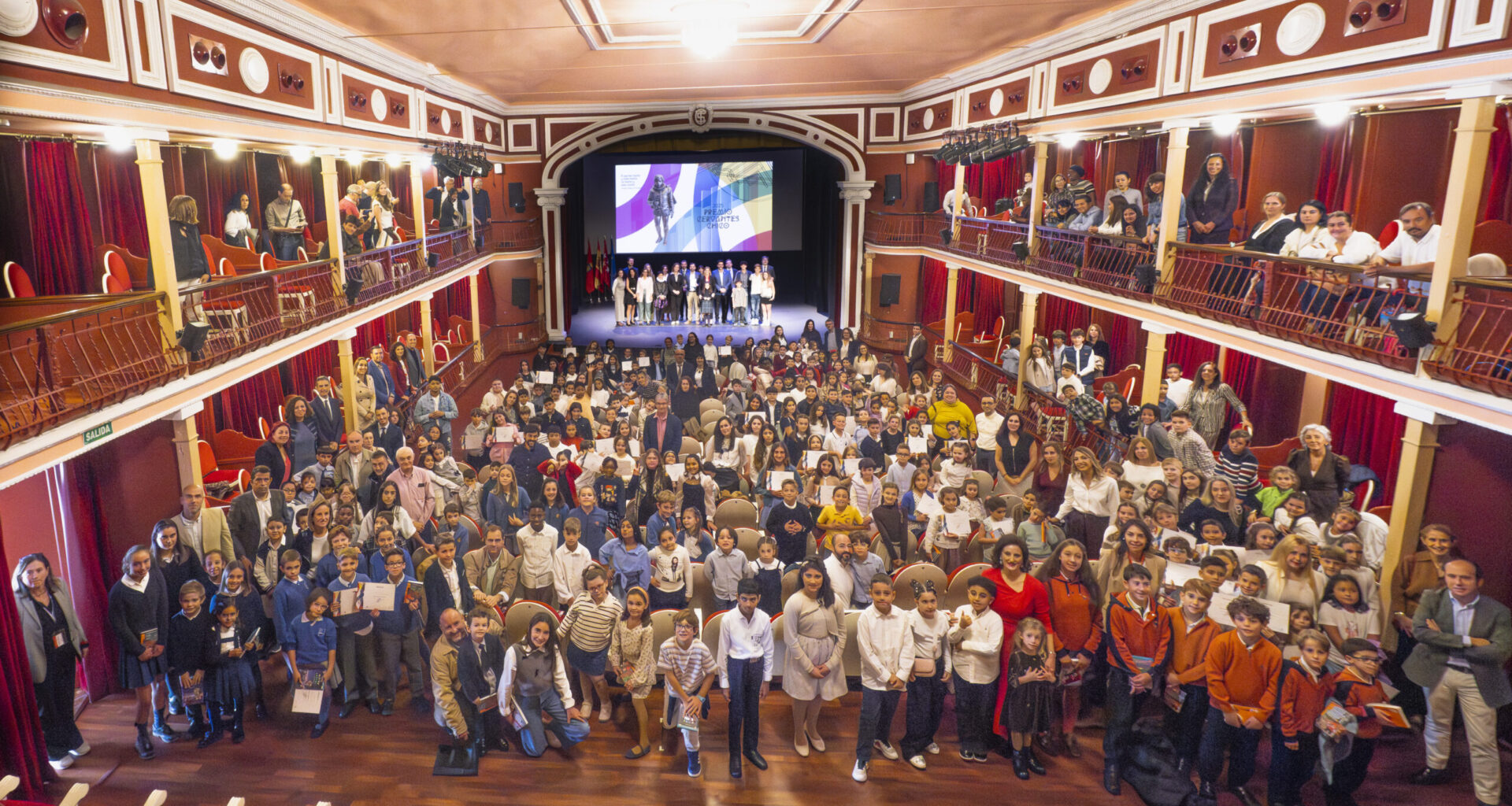 Piquet entrega al escritor David Lozano el Premio Cervantes Chico con el que Alcalá reconoce “el amor a las palabras y los valores cívicos”