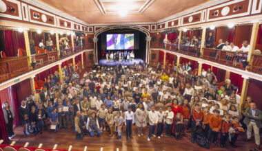 Piquet entrega al escritor David Lozano el Premio Cervantes Chico con el que Alcalá reconoce “el amor a las palabras y los valores cívicos”