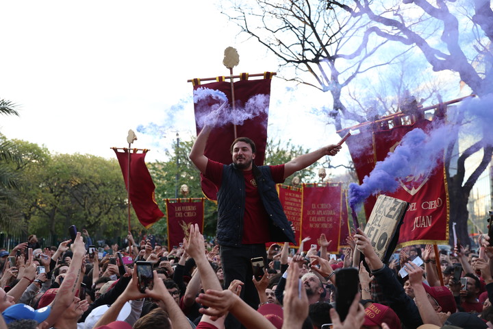 Militantes de LLA llegan a la presentación de su libro 'La Construcción del Milagro' de Javier Milei, en la ciudad de Buenos Aires. Foto Francisco Loureiro / Clarín