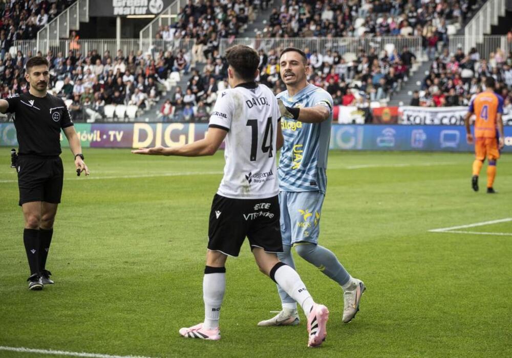 LaLiga denuncia insultos a Alfonso Herrero, Einar y al Málaga en el último partido del Burgos CF