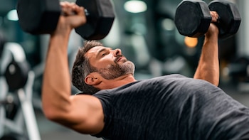 Realizar press de pecho ayuda