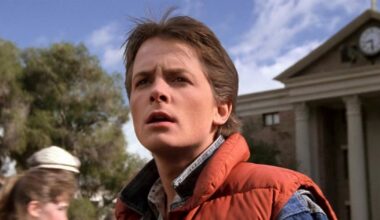 La estrella de la música que no reconociste en ‘Regreso al Futuro’: el rival de Marty McFly sigue llenando estadios