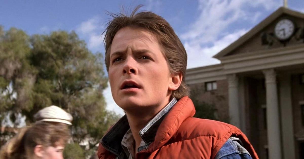 La estrella de la música que no reconociste en ‘Regreso al Futuro’: el rival de Marty McFly sigue llenando estadios