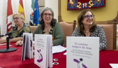 Otoño con hojas de libros y la última noche de luna en Cáceres