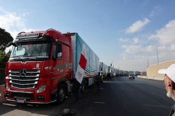 Un hombre observa camiones cargados