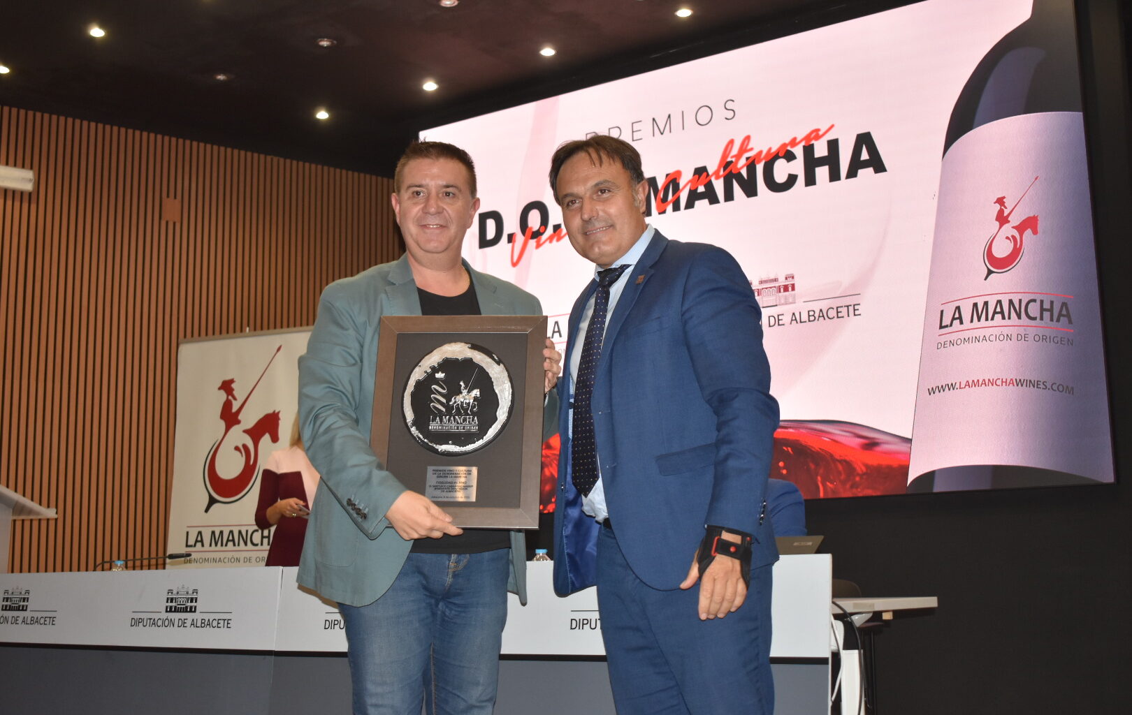 Cabañero recibe el premio ‘Fidelidad’ que otorga la DO La Mancha por su constante apoyo al sector vitivinícola