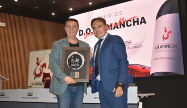 Cabañero recibe el premio ‘Fidelidad’ que otorga la DO La Mancha por su constante apoyo al sector vitivinícola