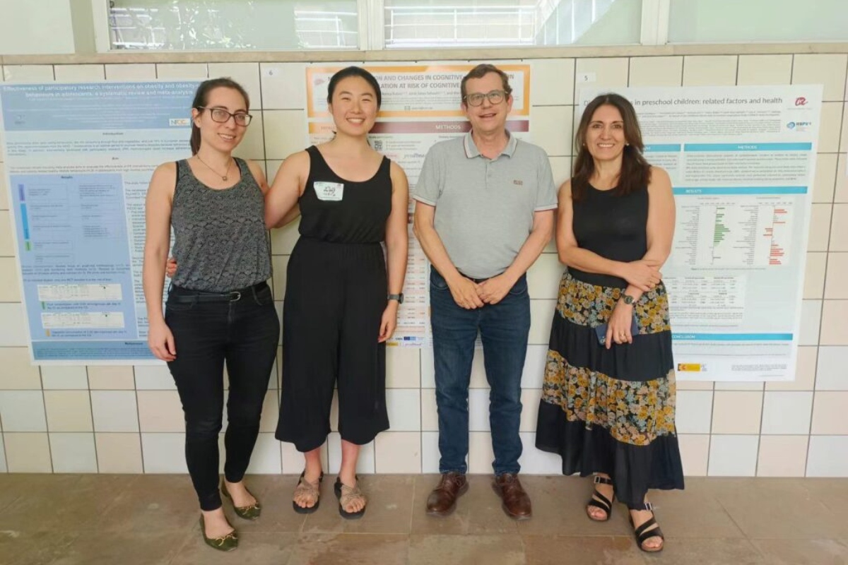 De izquierda a derecha, Stephanie K. Nishi, Jiaqi Ni, Jordi Salas-Salvadó y Nancy Babio, los investigadores que llevan adelante el estudio sobre frutos secos y capacidad cognitiva.