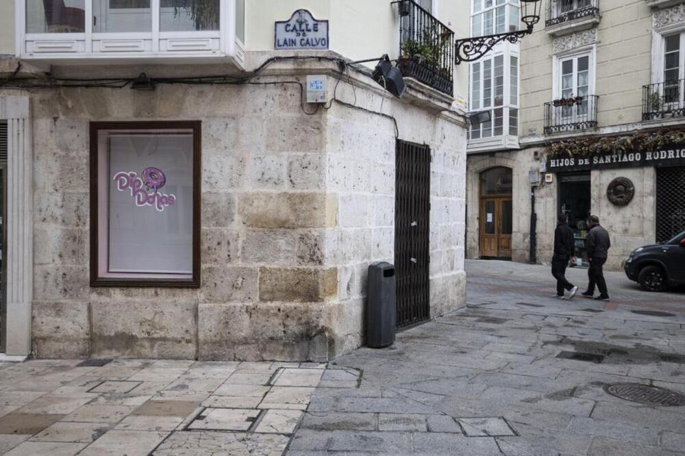 La zapatería de la esquina de las calles Laín Calvo y Avellanos se ha transformado en un negocio de venta de dónuts. 