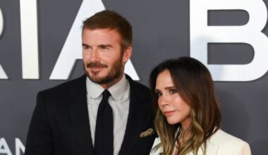 Victoria Beckham revela qué hacen ella y David en la cama juntos y por qué él debería "dormir con un ojo abierto"