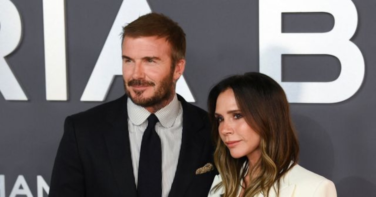 Victoria Beckham revela qué hacen ella y David en la cama juntos y por qué él debería "dormir con un ojo abierto"