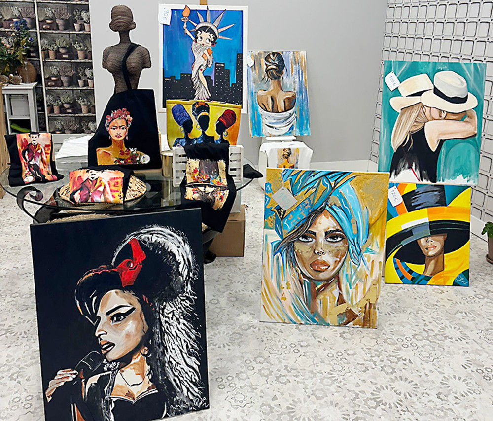 Las creaciones de la pintora Paula Trueba iluminan su propia lonja.