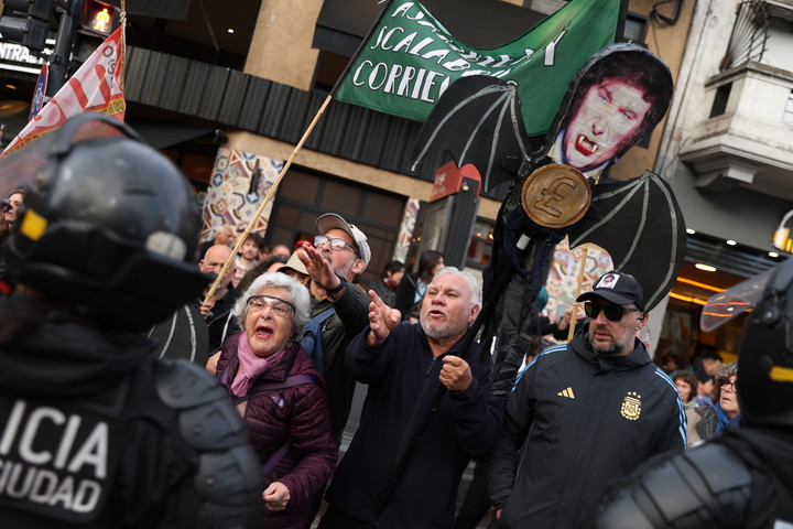 Vecinos y simpatizantes y opositores a Milei se manifestaron en la previa de la presentación del libro  'La Construcción del Milagro' de Javier Milei, en la ciudad de Buenos Aires. Francisco Loureiro / Clarín