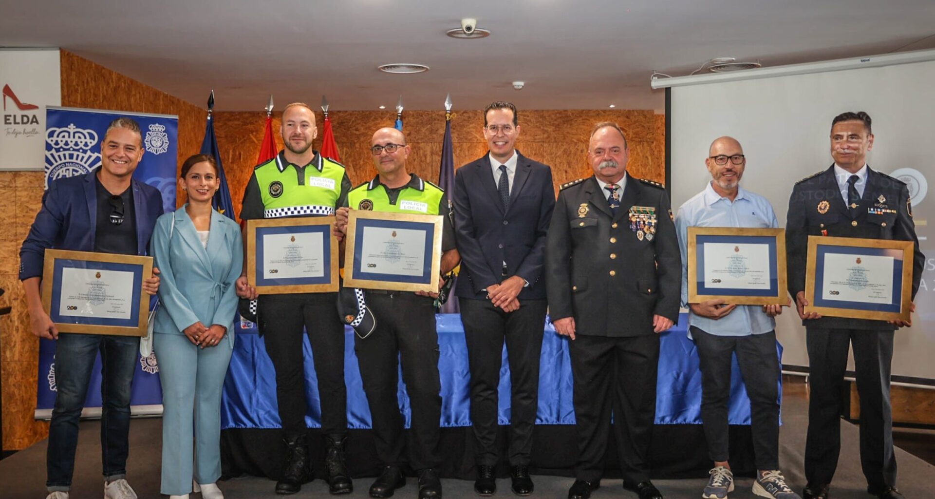 La Policía Nacional celebra en Elda el Día de los Santos Ángeles Custodios con la entrega de condecoraciones a varios agentes
