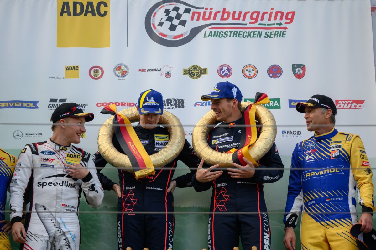 Fernando Alonso felicita a Verstappen por su trabajo fuera de la F1