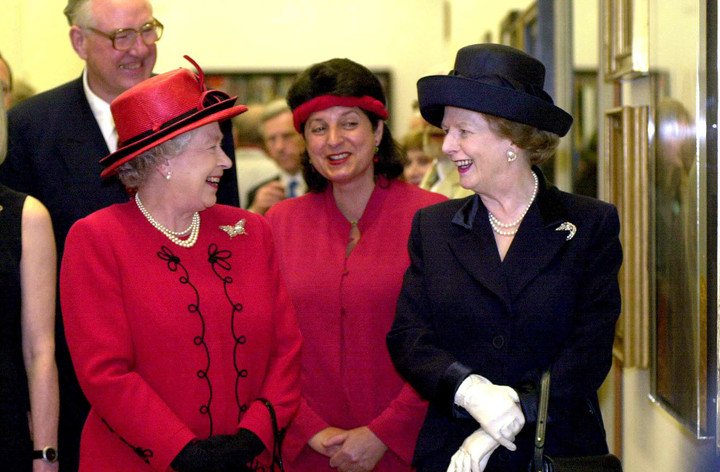 La reina Isabel y Thatcher, durante inauguracion de la GalerÍa Nacional de Retratos, en 2000. Foto: AFP 