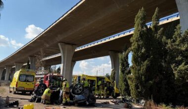 Muere una mujer al colisionar dos coches y caer uno desde el viaducto de la autovía A-7 en Murcia