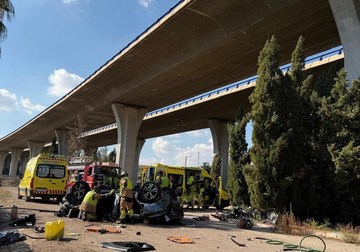 Muere una mujer al colisionar dos coches y caer uno desde el viaducto de la autovía A-7 en Murcia