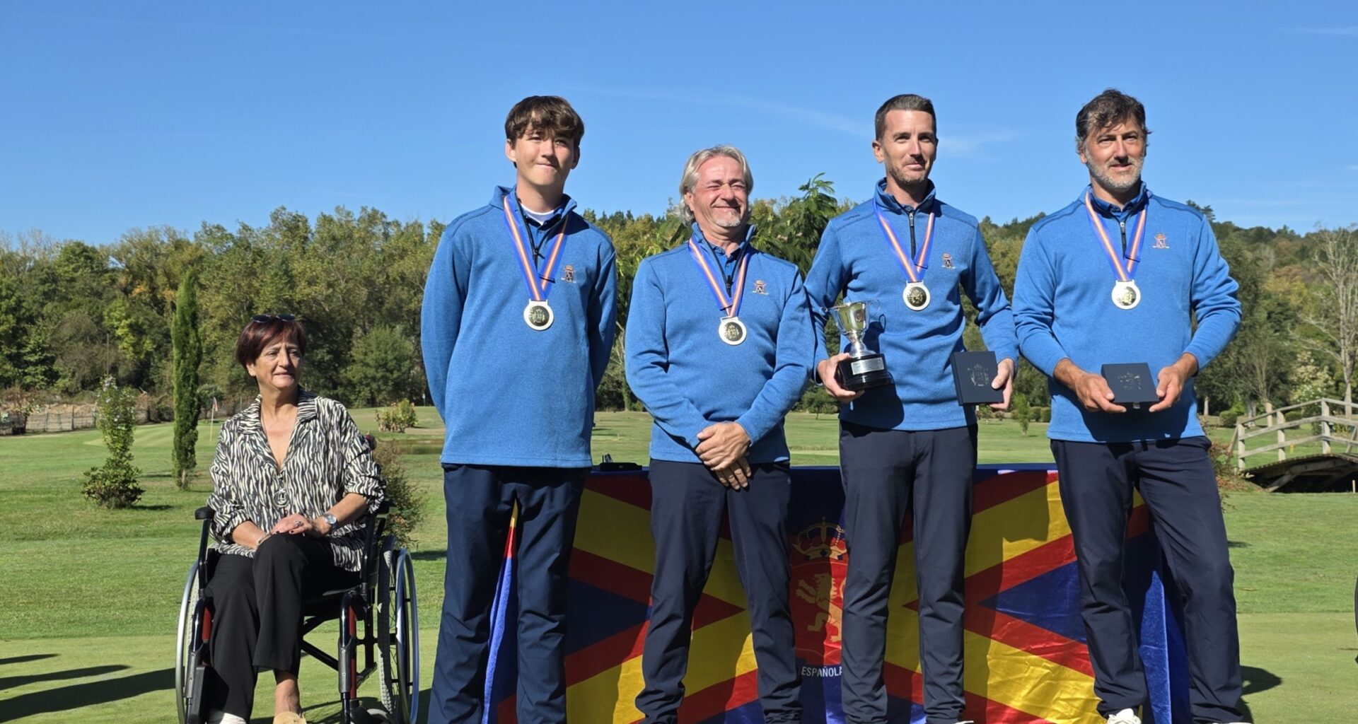 La Teniente de Alcalde entrega la copa del Campeonato de España de Federaciones Autonómicas de Pitch&Putt 2025 en el que se proclamó vencedora a la selección de Baleares
