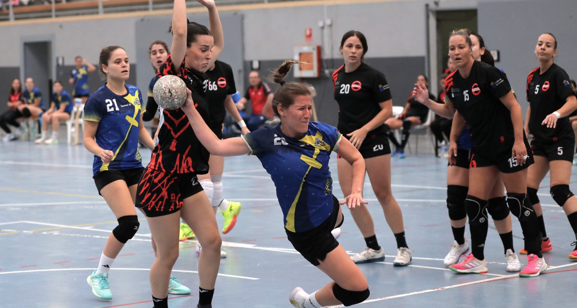 BALONMANO| Getasur mantiene el liderato y su condición de invicto tras imponerse a Gijón (32-24)