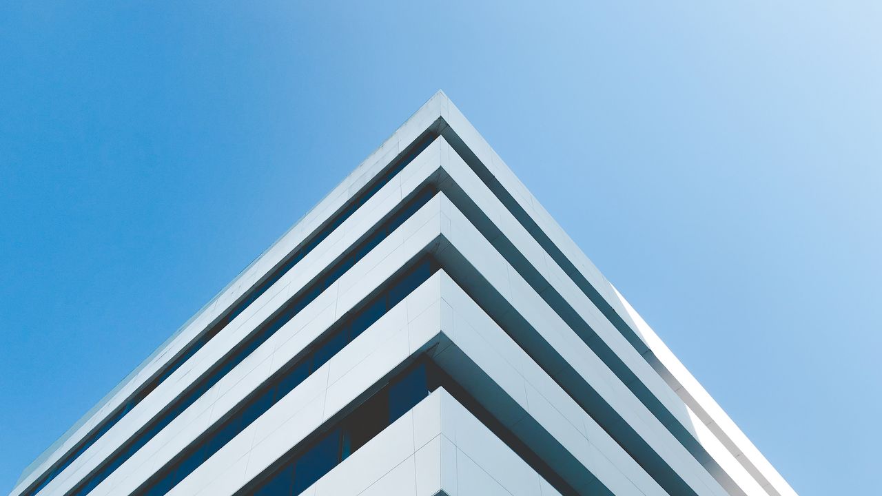 ¿Blanco y negro por decreto? Por qué la estética cebra invade la arquitectura actual