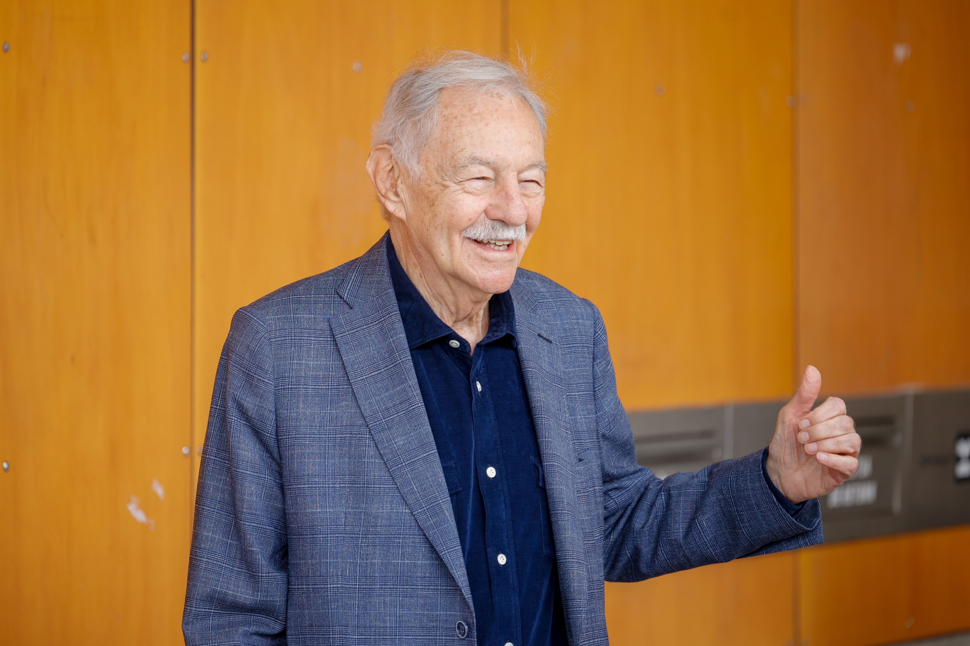 El escritor Eduardo Mendoza lleva ms de cuatro dcadas hacindonos felices con sus libros.