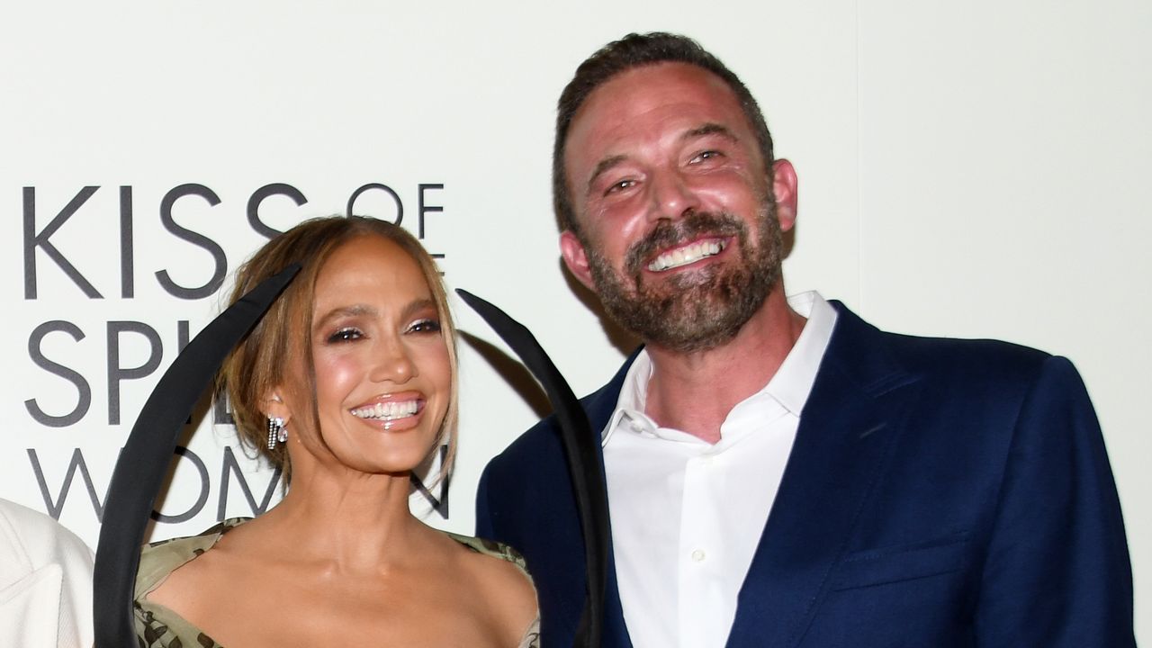 Por qué Jennifer López ha elegido este vestido-escultura para su primera aparición con Ben Affleck