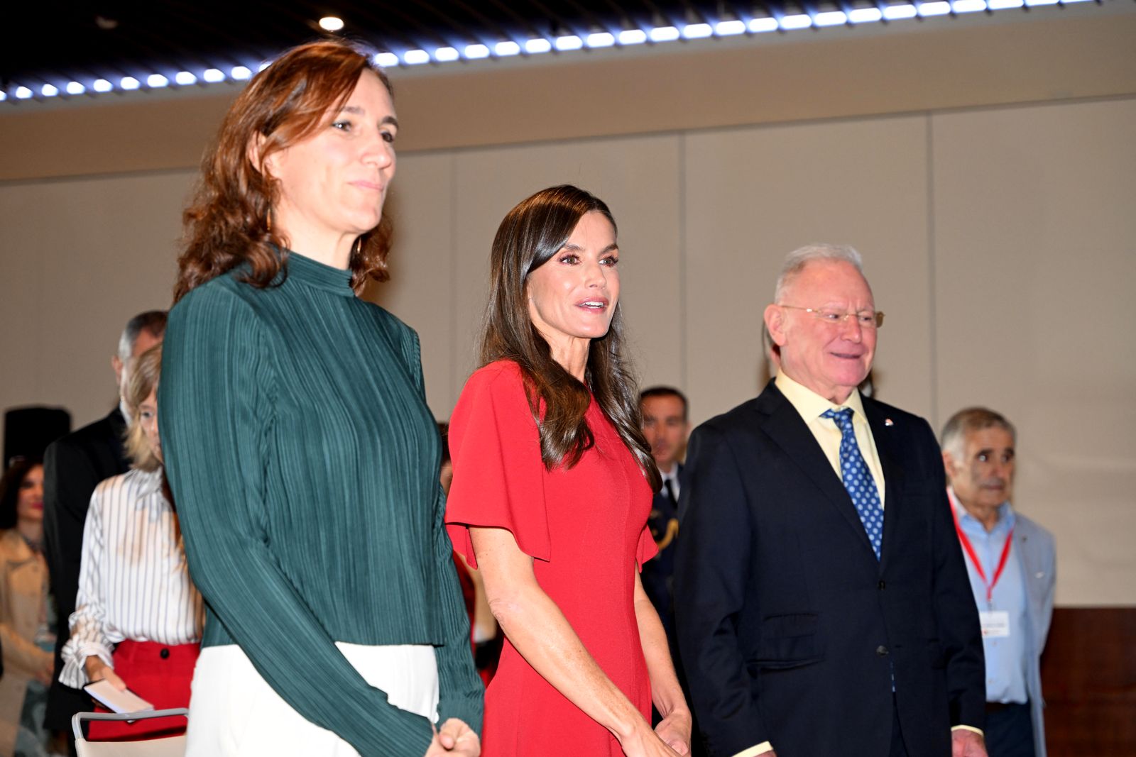 La ministra Mónica García la reina Letizia y el presidente de la Confederación Salud Mental España.