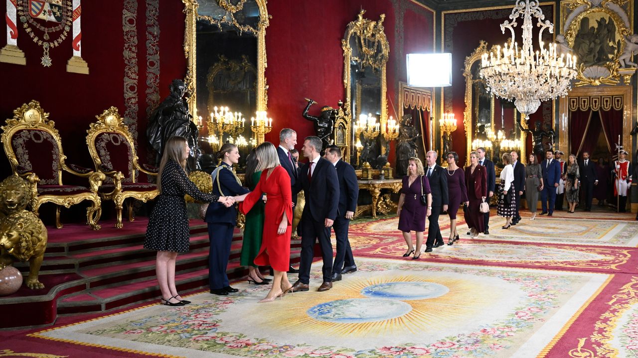 De Álvaro Pombo a Manuela Villena o la nueva jefa de la Secretaría de Letizia: los invitados a la recepción del 12 de octubre en el Palacio Real