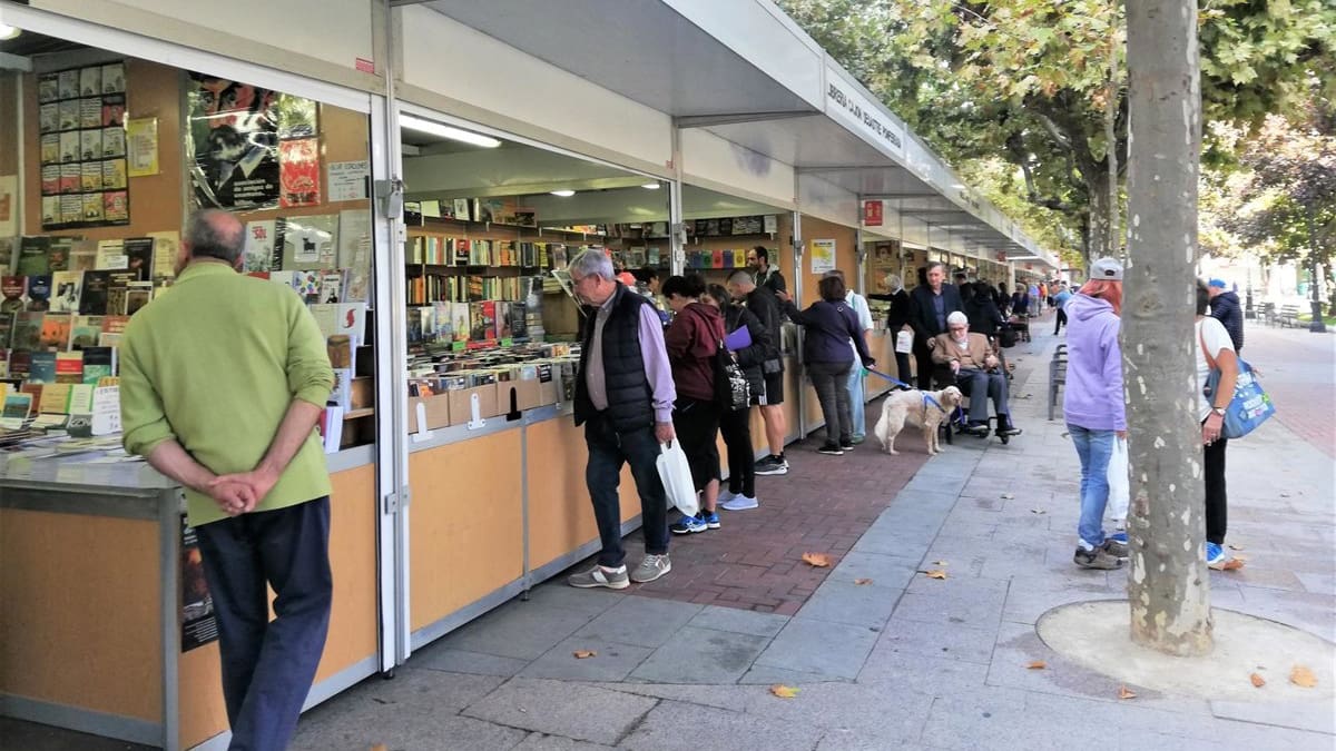 "Oportunidades y curiosidades" en la Feria del Libro Antiguo y de Ocasión en Logroño | Sociedad