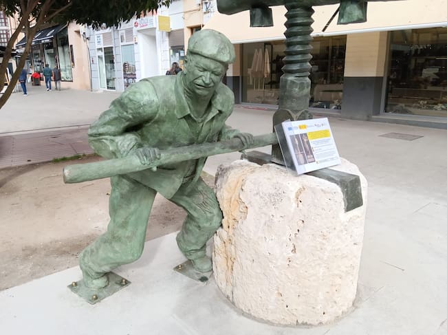 Estatua del aparcero en la Plaza de la Constitución