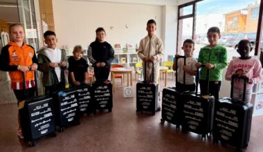 Los alumnos de los colegios recogen las maletas viajeras llenas de libros