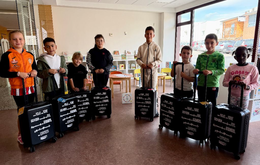 Los alumnos de los colegios recogen las maletas viajeras llenas de libros