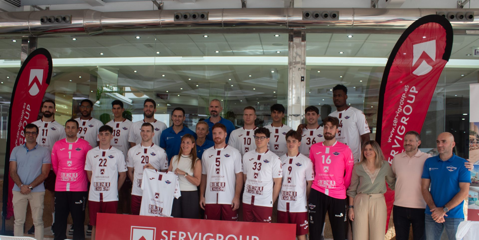 Hoteles Servigroup luce ya en las equipaciones del balonmano benidormense