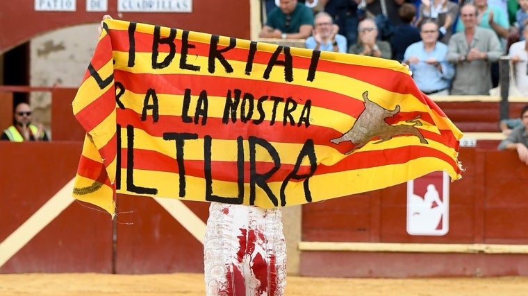 Vilau, con la bandera que lleva inscrito: 'Llibertat per a la nostra cultura'