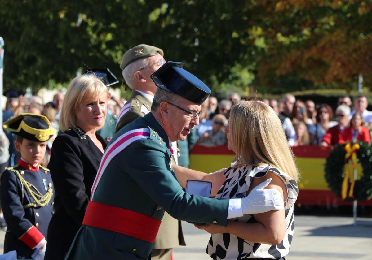 Todas las imágenes del desfile y el acto por el Día del Pilar en León