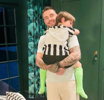 El artista británico junto a