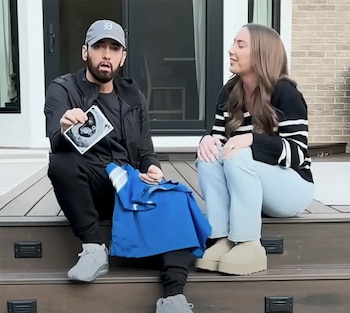 Eminem anunciando la llegada de