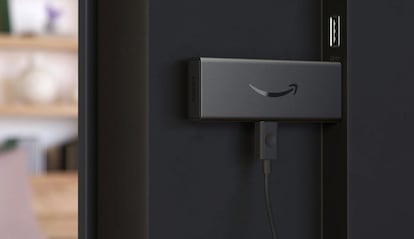 Fire TV Stick conectado a un televisor en un puerto HDMI